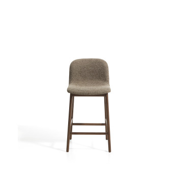 Tabouret Elnor en chenille marron avec pieds en chêne massif finition noyer, 65 cm
