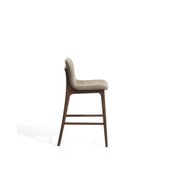 Tabouret Elnor en chenille marron avec pieds en chêne massif finition noyer, 65 cm