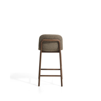 Tabouret Elnor en chenille marron avec pieds en chêne massif finition noyer, 65 cm
