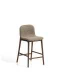 Tabouret Elnor en chenille marron avec pieds en chêne massif finition noyer, 65 cm
