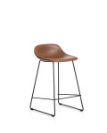 Tabouret Zahara en polyuréthane marron avec pieds en acier finition noire, 65 cm, certifié FSC 100 %